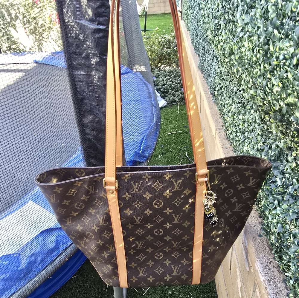 SOLD ON ANOTHER PLATFORM Louis Vuitton Sac Shopping Tote